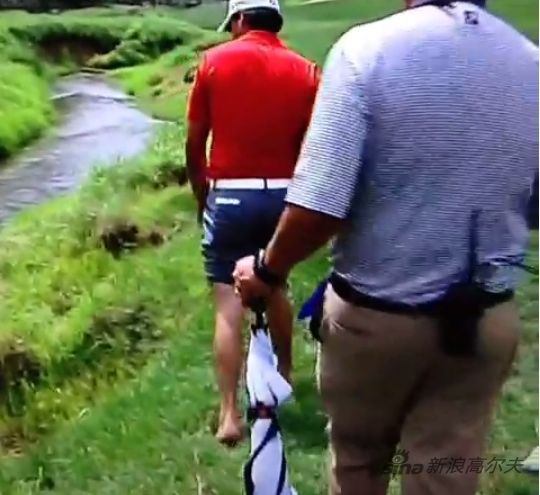 戴伊也脱了鞋子挽起裤子准备过河