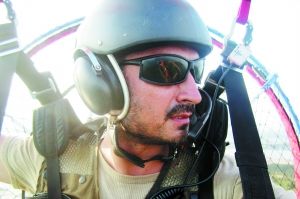 在空中操纵滑翔伞的阿布。