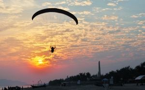 夕阳西下，阿布在天空滑翔。