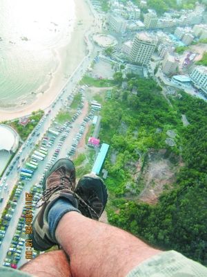 阿布坐着动力滑翔伞俯瞰大地。