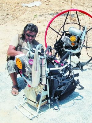 “头鸟”阿布在进行机器检查。