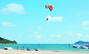 滑翔伞玩家阿布在阳江海边上空滑翔。