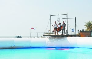 滑翔伞俱乐部的基地里，爱好者们在进行地面练习。