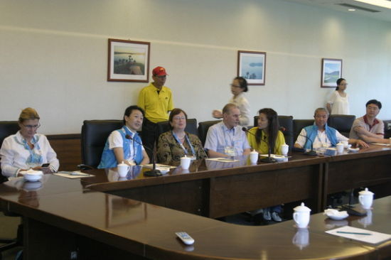  罗格先生(左四)、于再清副主席(右二)在银杏湖俱乐部会所听取介绍。