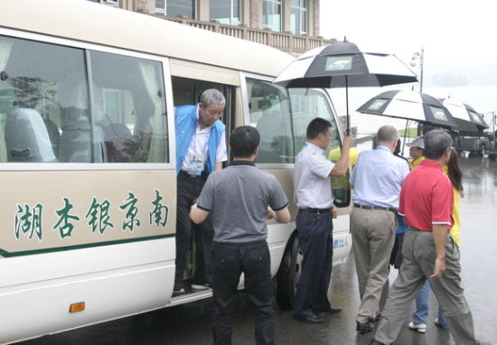 于再清副主席(左一)也陪同罗格准备参观球场。