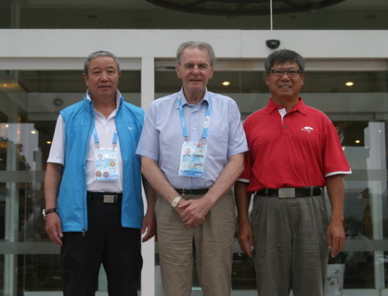 (左起)于再清副主席、罗格先生、林铭田董事长在银杏湖会所前合影。