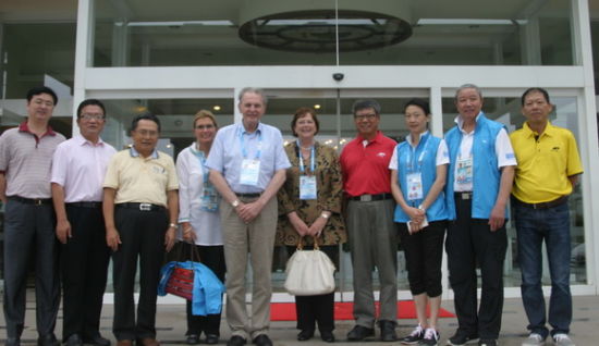 林铭田董事长(右四)与罗格先生一行合影。