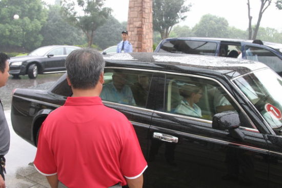  罗格一行在去场馆赛场化、还原球场本来面目的南京银杏湖球场，在秋雨梧桐叶落、银杏树叶金黄中的碧水青山间畅游，难怪会发出感概和道出想故地重游、甚至要与林铭田董事长打一场高尔夫球的愿望！(阿沛撰稿)