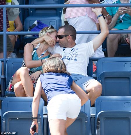 加西亚与波恩耳鬓厮磨