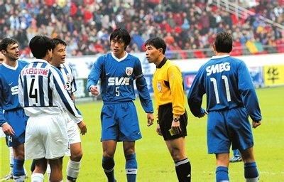 图为2003年陆俊执法上海德比