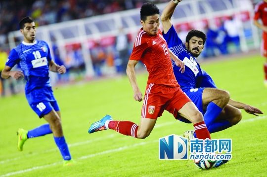 中国队球员武磊(中)在比赛中射门。