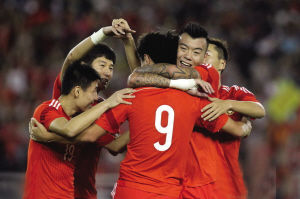 国足庆祝进球。
