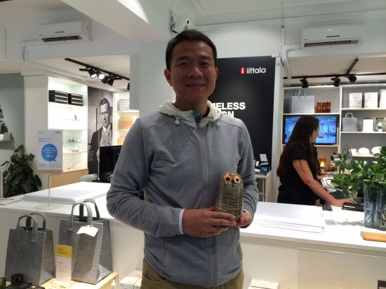 　　2014年8月，参与芬兰大使馆举办的“纯净芬兰”活动。图为我身着SN帽衫与芬兰国宝品牌iittala合影。