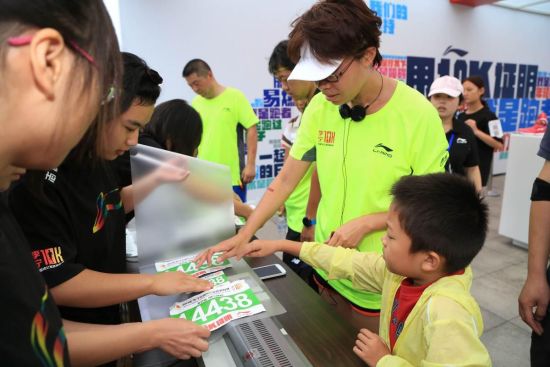 李宁公司还安排了大量的专业摄影师捕捉跑友们在赛道上的精彩瞬间。