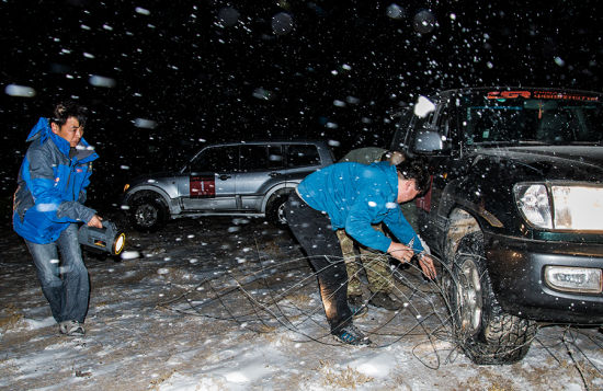 骆驼冲锋衣为赛事工作人员提供全面风雪防护