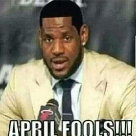 霍华德恶搞詹皇的发际线