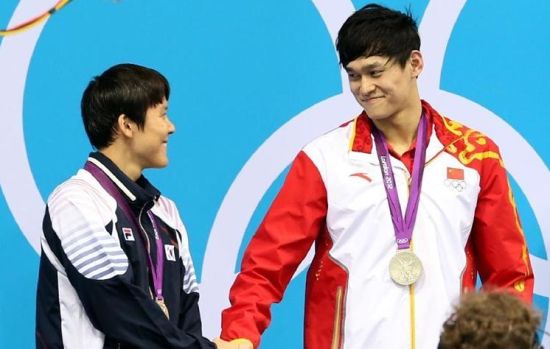 奥运200自并列摘银牌相视一笑