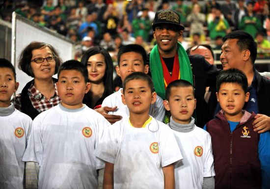 国安邀请聋哑儿童观看中超联赛