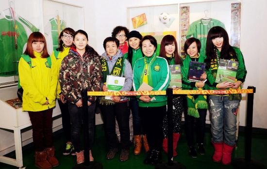 三八妇女节当天正值国安中超主场比赛本次家庭日活动特意邀请了 10位女性球迷前来参加