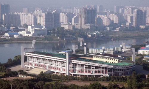 坐落在大同江江心的羊角岛体育场