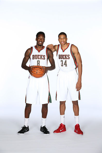 字母哥和拉里-桑德斯的合影