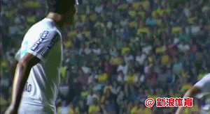 裁判！点球啦！他拽我衣服啦！！