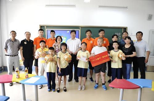 泺源学校献爱心