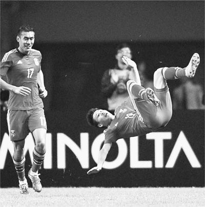 10月14日，中国队球员武磊(右)在比赛中庆祝进球。