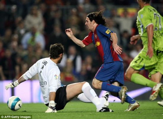 梅西复制连过五人证明自己的球王地位