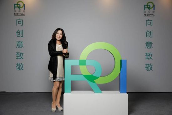 李宁集团副总裁兼李宁品牌首席市场官邓晓华女士代表李宁公司领取金投赏金奖奖杯。