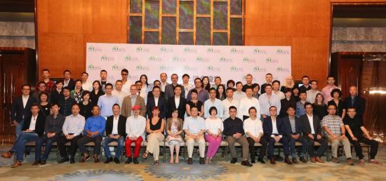 获奖企业代表合影。