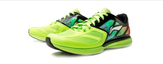 “李宁超轻11代”跑鞋。