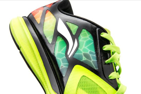 “李宁超轻11代”跑鞋细节展示。