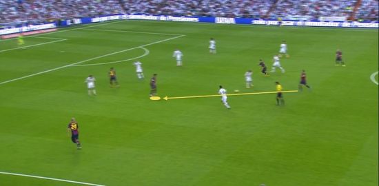 苏亚雷斯游弋到中路接球