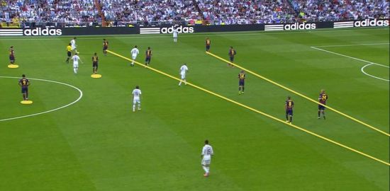 巴萨防守的时候努力保持球员之间的距离