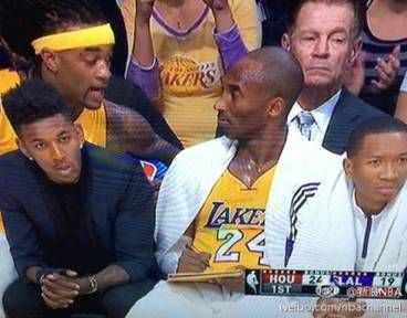 你科拿着小本子对你科年轻说着什么~看你科年轻这表情