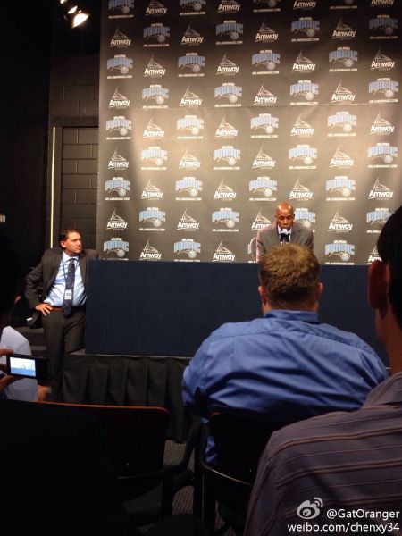 魔术主帅出席赛后发布会