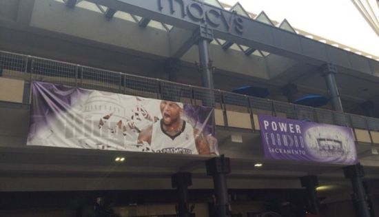 Downtown Plaza内国王队的大型喷绘