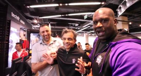 当然，老板是中间那位