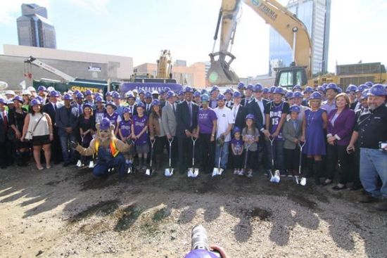 中间穿深色西装的就是市长凯文约翰逊