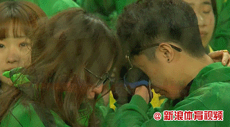 赛后，情侣球迷互相拥抱安慰