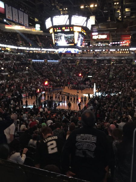 可容纳一万八千多名观众的马刺队主场座无虚席