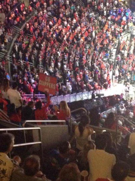 球迷高举“加油快船”的牌子。