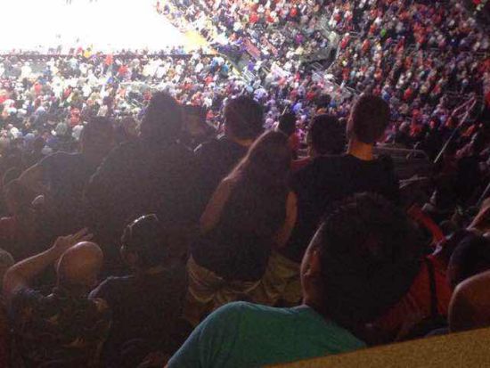 比赛结束前，球迷起身为快船加油。