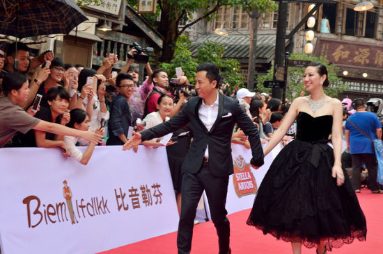国际功夫巨星、导演、著名武术指导甄子丹，他主演的《叶问》是近年不可多得的经典作品，其主演并兼任动作导演的3D现代动作片《一个人的武林》于10月31日公映。
