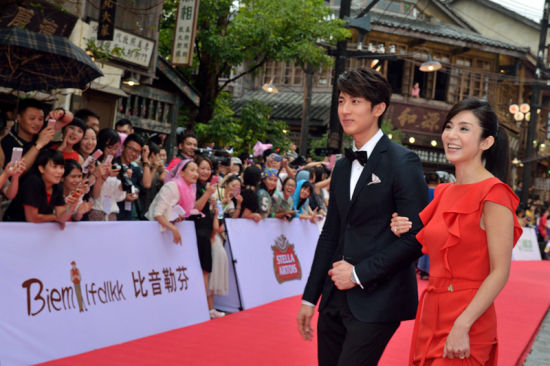 演艺明星吴尊、杨采妮参加了当天的红地毯仪式