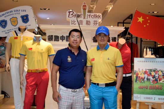 中国著名男歌手黄格选与比音勒芬副总经理陈阳在比音勒芬专卖店前合影