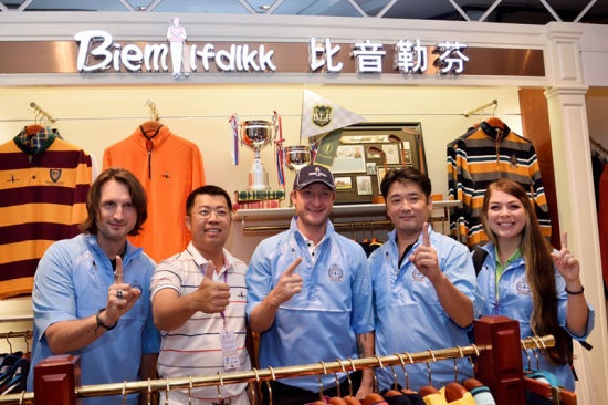 来自俄罗斯的“冰上王子”普鲁申科(右三)表示要在本届明星赛上带给大家惊喜的表现。