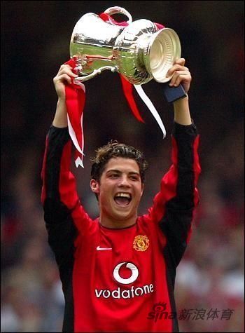 2004年5月，C罗的入球帮助曼联夺得足总杯冠军