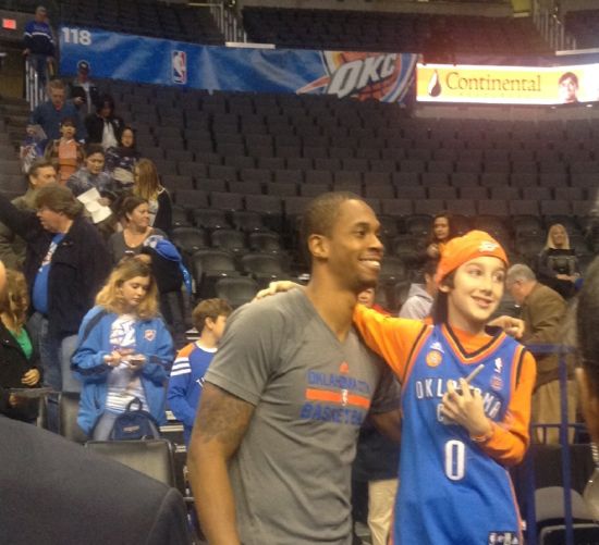 如愿以偿拿到各位球员签名的执着小球迷